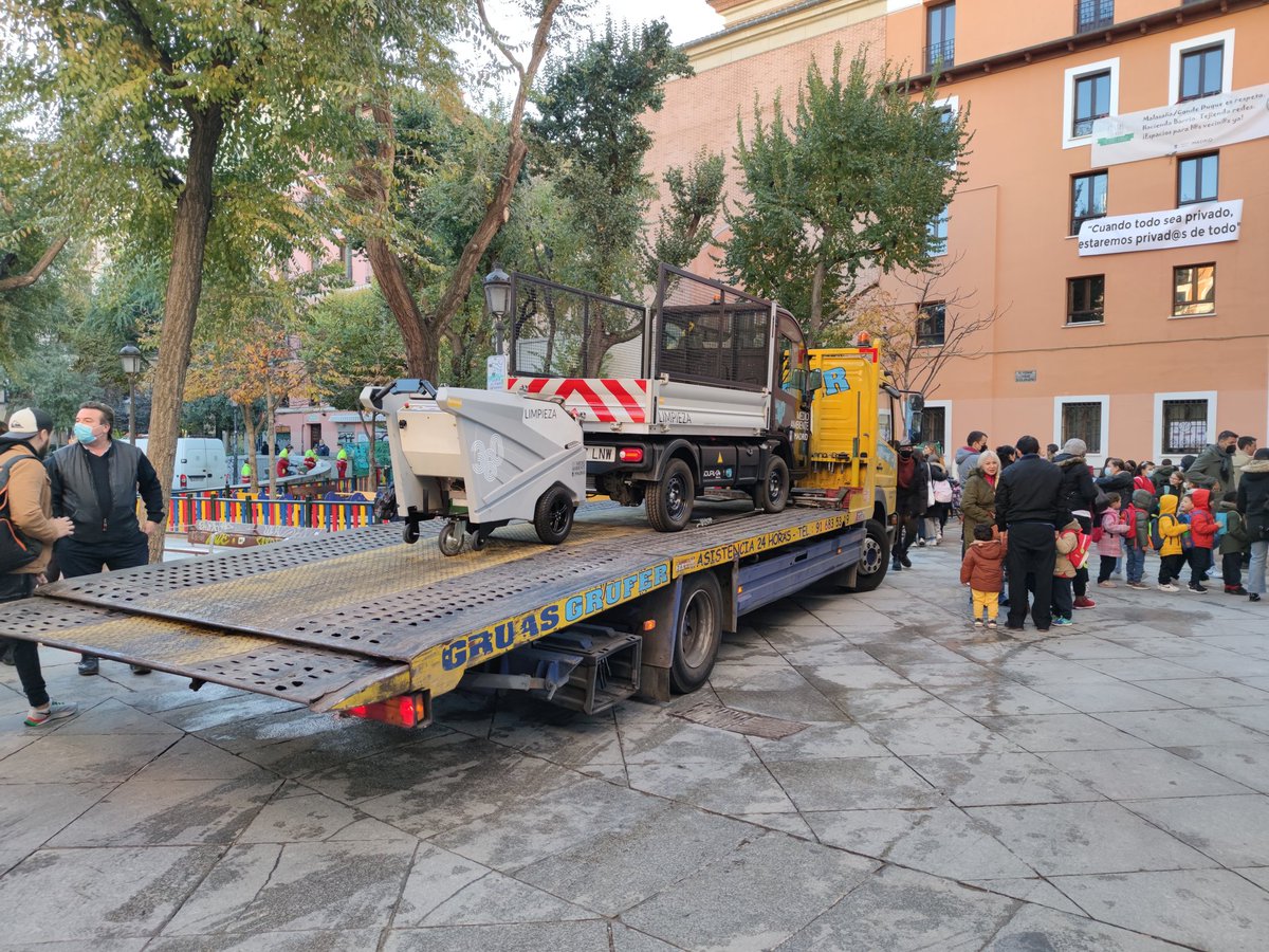 Alejandro_estru's tweet photo. @bcarabante @bpinedotex @fernandezsj Así ha llegado esta mañana a la Plaza del Dos de Mayo la maquinaria sostenible. Cargada en una grúa y maniobrando entre los niños mientras entraban en el cole. https://t.co/Yjy53Gu4sH