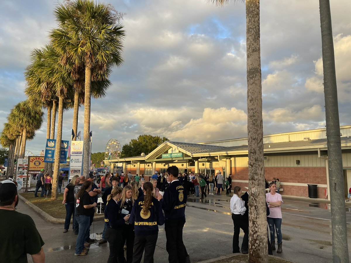 VRoeshink's tweet photo. Busy week with UHS Baseball Event at Top Golf and previous and current UHS AOF working it, Volusia Fair FFA auctions, and Spruce Creek AOF working the school’s satellite branch. Love the hands on opportunities for students! @VolusiaCTE @volusiaschools https://t.co/fxKSolEnnn