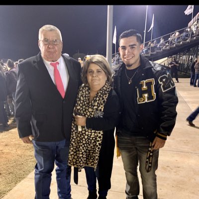 PhilNevarez_'s tweet photo. #NewProfilePic ft. Mi familia ❤️ https://t.co/WvPmbqA4SL