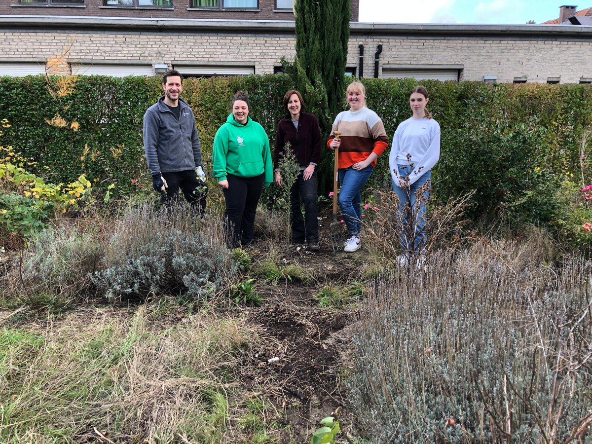 AtheneumMXM's tweet image. Deze middag met vrijwilligers, leerlingen en leerkrachten, samen de handen uit de mouwen gestoken aan de start van de heraanleg van de Romeinse tuin. Mooie collectieve inzet. #samenschoolmaken #GOverbindt @GO_onderwijs @GOinAntwerpen