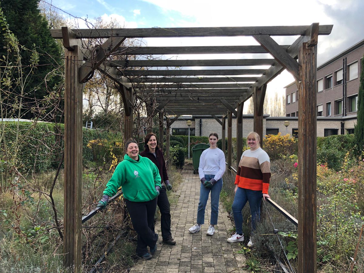 AtheneumMXM's tweet image. Deze middag met vrijwilligers, leerlingen en leerkrachten, samen de handen uit de mouwen gestoken aan de start van de heraanleg van de Romeinse tuin. Mooie collectieve inzet. #samenschoolmaken #GOverbindt @GO_onderwijs @GOinAntwerpen