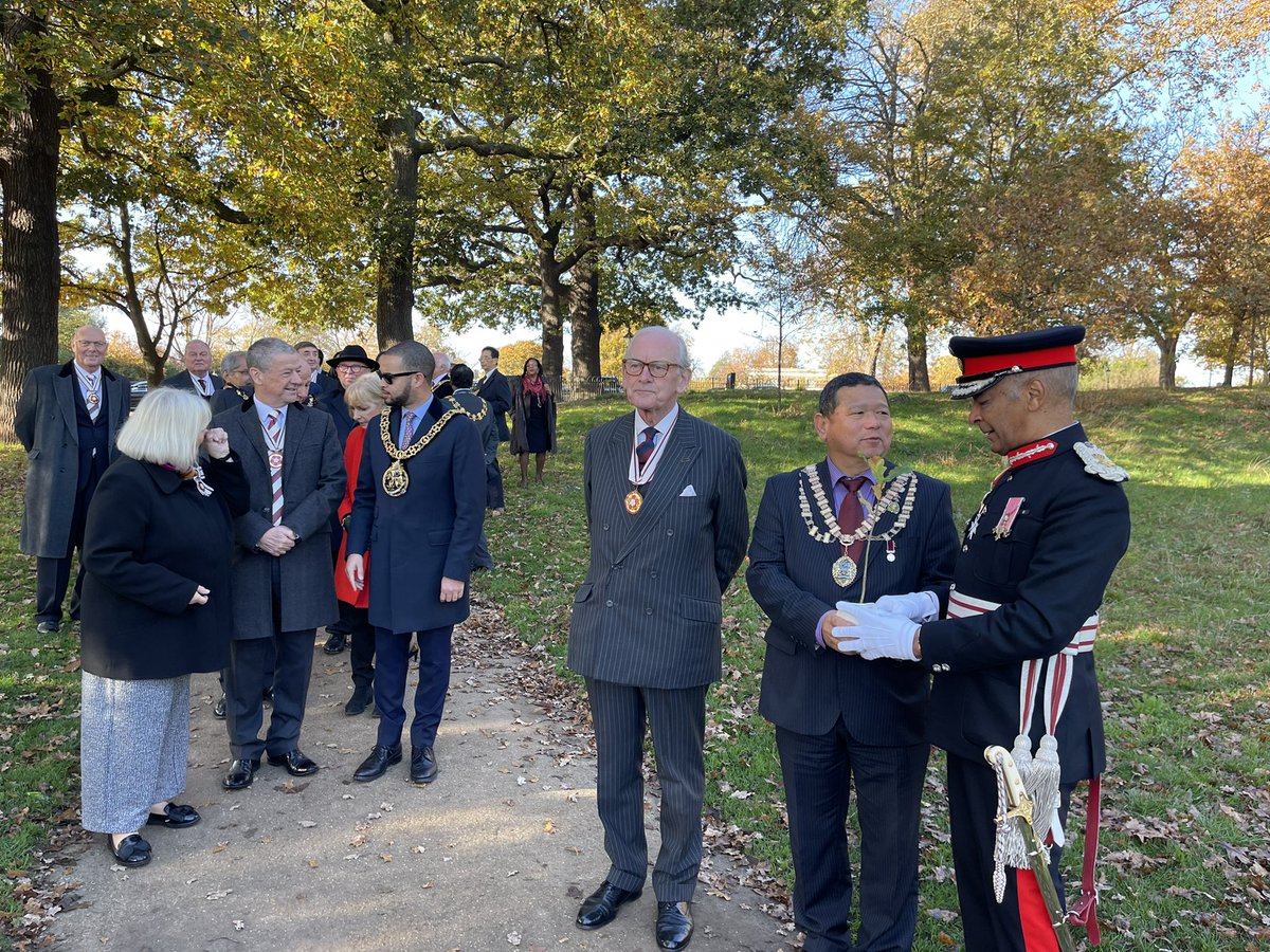 bishnug58's tweet photo. The Lord Lieutenant presented to the #56thmayor of @LBofHounslow an English Oak tree to mark the HM the Queen’s Platinum Jubilee as part of the Queen’s Green Canopy in Hyde Park London @SeemaMalhotra1 @tonylouki @CllrSteveCurran @Griffo2018 @FelthamNews @Cllrsamiach https://t.co/3V7427lvZC