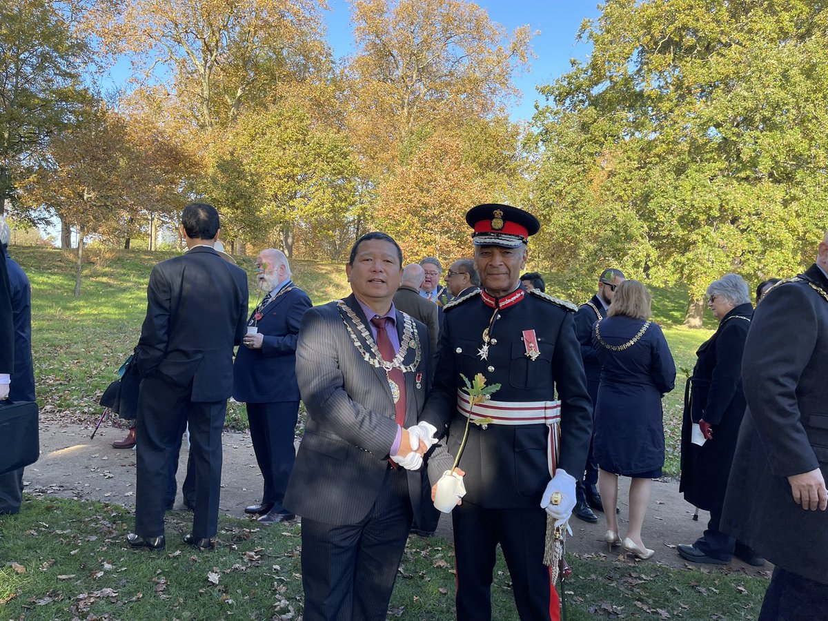 bishnug58's tweet photo. The Lord Lieutenant presented to the #56thmayor of @LBofHounslow an English Oak tree to mark the HM the Queen’s Platinum Jubilee as part of the Queen’s Green Canopy in Hyde Park London @SeemaMalhotra1 @tonylouki @CllrSteveCurran @Griffo2018 @FelthamNews @Cllrsamiach https://t.co/3V7427lvZC