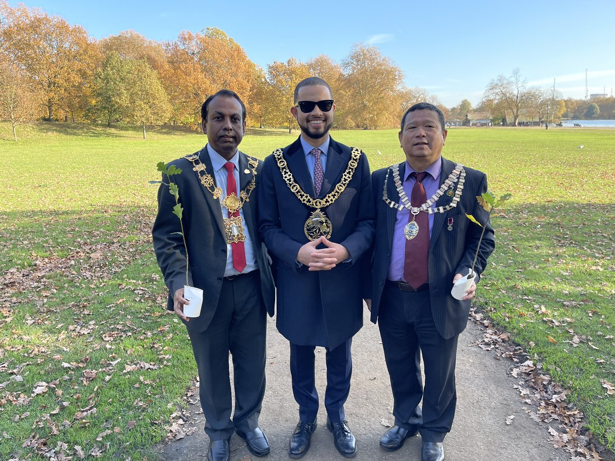 bishnug58's tweet photo. The Lord Lieutenant presented to the #56thmayor of @LBofHounslow an English Oak tree to mark the HM the Queen’s Platinum Jubilee as part of the Queen’s Green Canopy in Hyde Park London @SeemaMalhotra1 @tonylouki @CllrSteveCurran @Griffo2018 @FelthamNews @Cllrsamiach https://t.co/3V7427lvZC