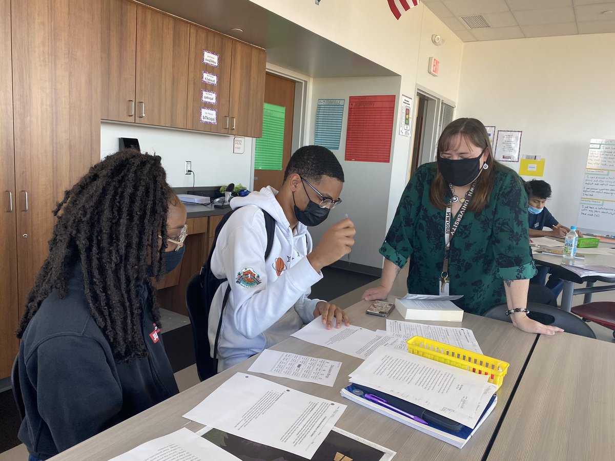 JessikaHearne's tweet photo. #TeachingAndLearning #CaughtInAction #MSHS #MakingAnImpact #EnglishIV #MsPalin #InTheMomentFeedback #StudentsTakingOwnershipOfTheirLearning #LookAtOurScholarsGo #SophisticatedDiscussionsWithPeers #PersonalConnectionsWithTheText @SpencerAndreD @MikePerkins_PLC @AlejandroGongo1 https://t.co/hicBe2lioI