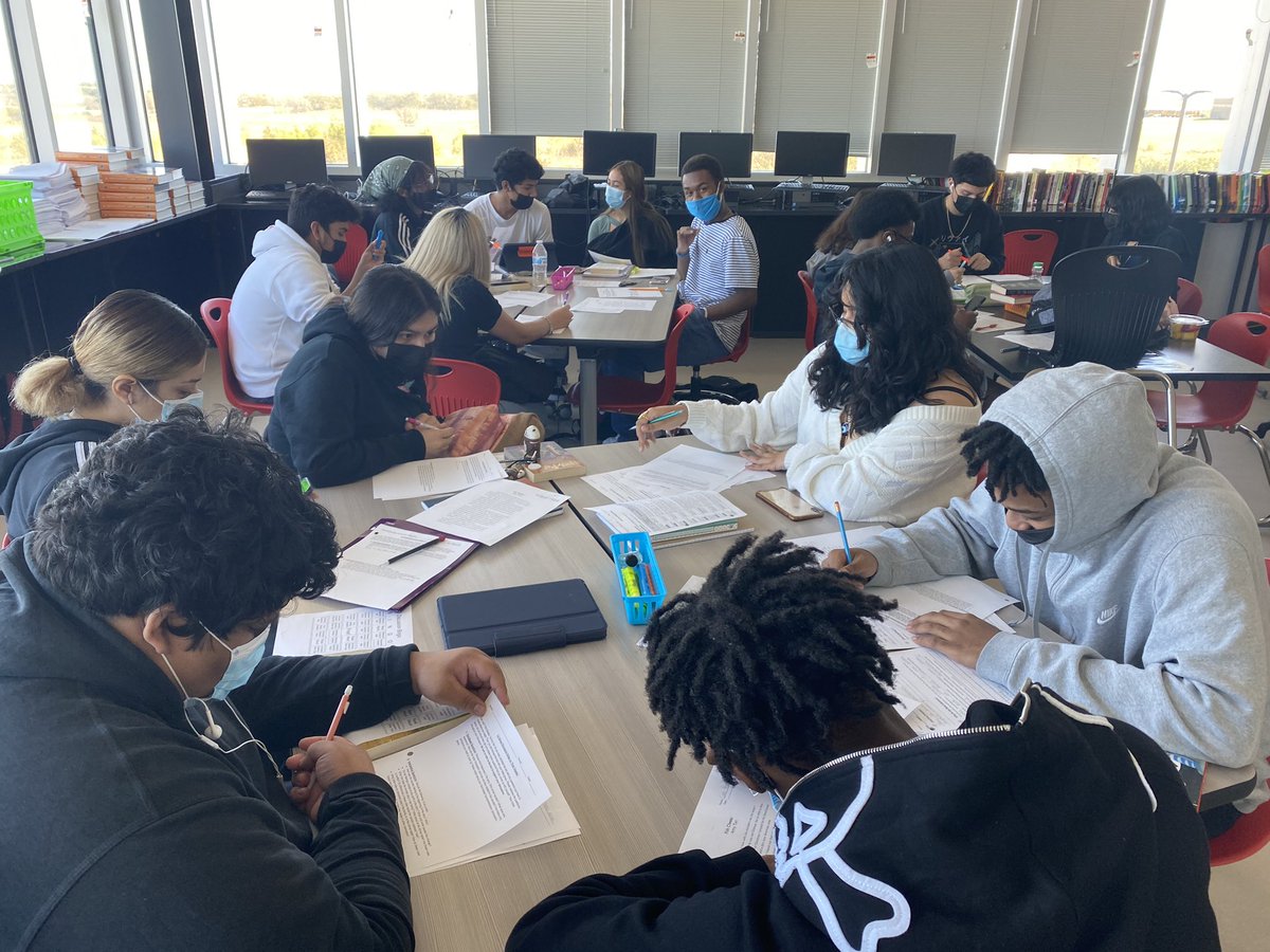 JessikaHearne's tweet photo. #TeachingAndLearning #CaughtInAction #MSHS #MakingAnImpact #EnglishIV #MsPalin #InTheMomentFeedback #StudentsTakingOwnershipOfTheirLearning #LookAtOurScholarsGo #SophisticatedDiscussionsWithPeers #PersonalConnectionsWithTheText @SpencerAndreD @MikePerkins_PLC @AlejandroGongo1 https://t.co/hicBe2lioI