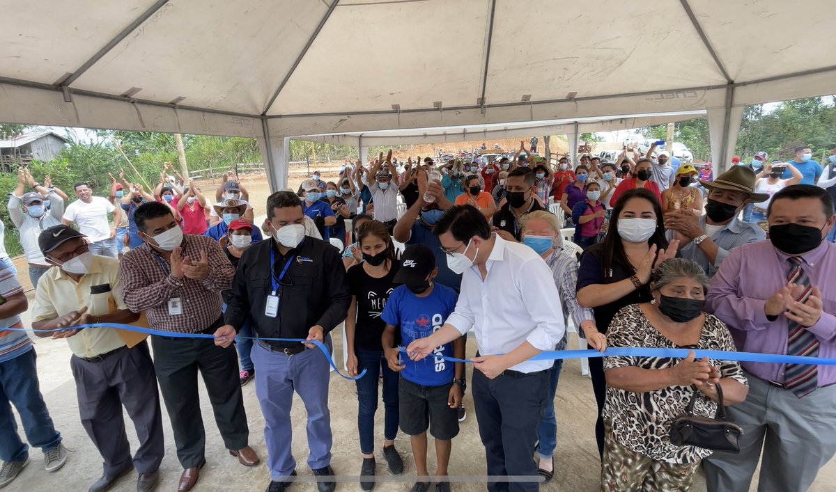juanfranciscoNH's tweet photo. ¡Luz 💡 es seguridad para Manabí!

5.000 habitantes de La Tambora en Honorato Vásquez los apagones quedaron en el pasado. Junto a #CNELEP rehabilitamos más de 3.500 metros de red eléctrica para mejorar el servicio a las familias 👨‍👩‍👧‍👦 del sector. 
#LuzParaTuSeguridad @LassoGuillermo https://t.co/HLxK2LakMK