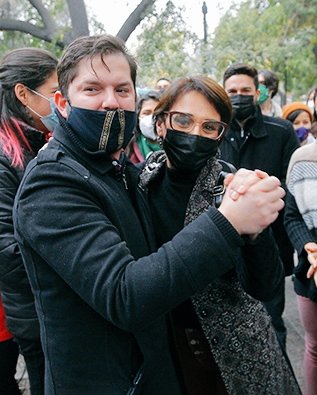 Parisi_oficial's tweet photo. En la foto @gabrielboric baila con su candidata a senadora por la Región Metropolitana Karina Oliva. Acusada de pagar millonarios sueldos a operadores políticos.
La izquierda y la derecha lo pasan bien, lucrando con tus sueños, mientras tú lo pasas mal. No más Pymes políticas. https://t.co/oFGXeKuWvv