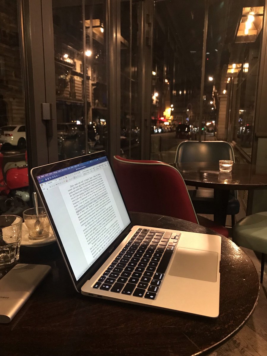 Empezando otra noche de escritura a las 22:36 en el café de la rue Dante, que terminará como las anteriores a las 6 o 7 de la mañana en mi departamento, entre libros, correcciones, la impresora, y poquísimas líneas bien logradas. La escritura es una batalla permanente.