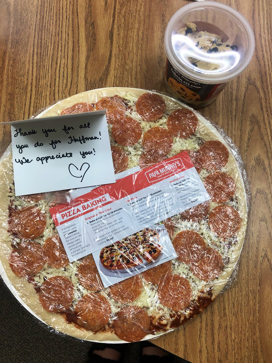 Laura_Dizien's tweet photo. Night made!! Thank you @HuffmanHawksPYP Admin and PTA for the best surprise ever!! 🍕🍪 #HuffmanbyChoice #OneTeamOneDream https://t.co/otXGyKqKOT