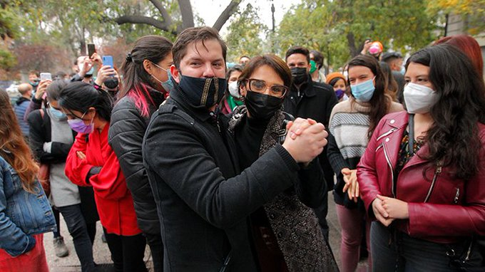 Caplevi1540's tweet photo. 137 millones en solo 7 asesores de Comunes (su partido) gastó Karina Oliva, ósea una de las campañas mas caras de la historia de Chile, 50 millones en un "desayuno feminista" que parecía convivencia de colegio, ya basta. #OlivaFraudeAmplio https://t.co/7UTYlibQGJ