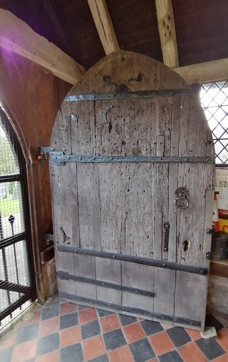 TimmyMallett's tweet image. These are ancient 13th century doors that are opened and walked past every day.
Pilgrims have left their marks on them over the centuries.

There's now a brother Martin name tag with each of them

#Pilgrimsway