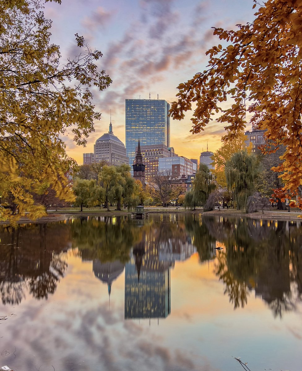 berkie1's tweet photo. Fall sunsets in Boston 💛🧡 https://t.co/AXLNtkK0at