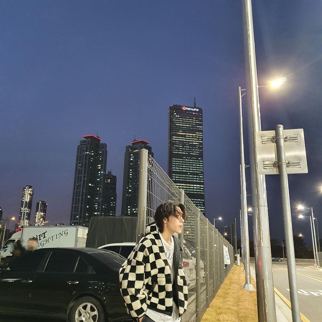Henderymx's tweet photo. 211117 | @WayV_official
#HENDERY #헨드리 #HENDERYGRAM

Tan frío 🥶

Tr @.@ | Cr i_m_hendery https://t.co/uoTilIitoB