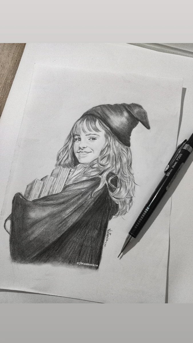 jbtaekookie's tweet photo. #20YearsOfHarryPotter Hp fez e faz parte da minha vida. Desenhei hoje a Hermione porque ela sempre vai ser muito fav no meu coração ❤ https://t.co/SFO8AbgOSq
