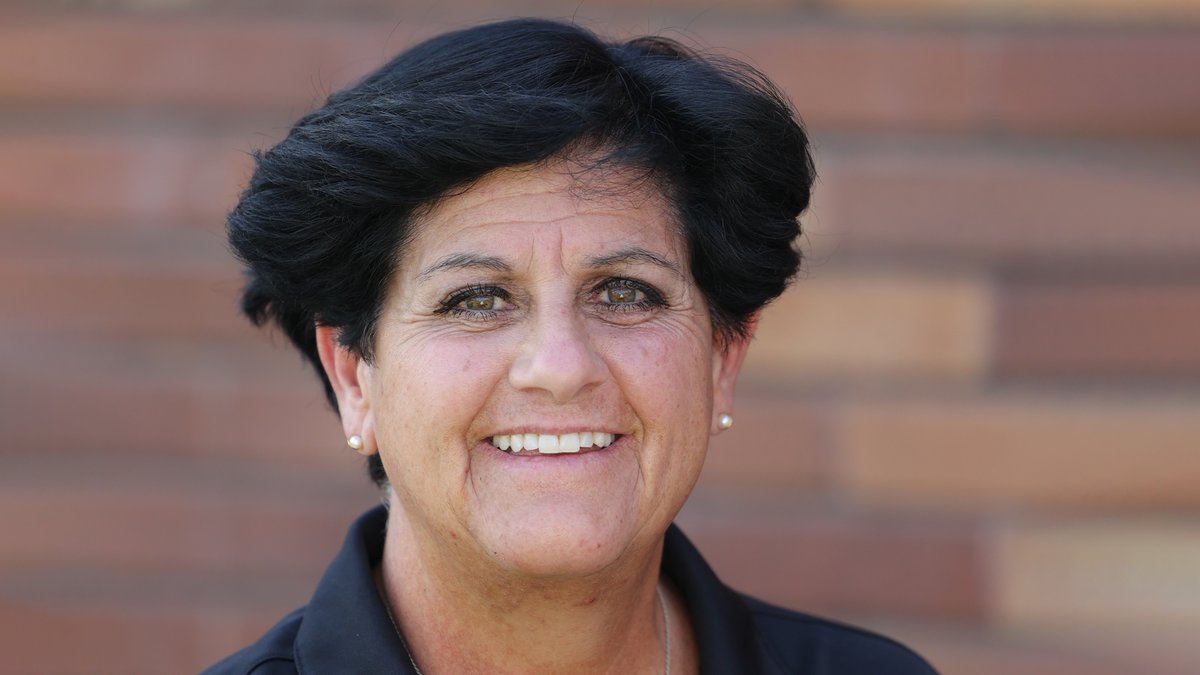 RowlandHall's tweet photo. Rowland Hall coach Kathy Howa was recently honored by @huntsmancancer for her dedication to #CancerResearch. Kathy organizes #fundraisers every year, including Rowland Hall pink games and #SwingForLife, which has raised more than $1 million for cancer research. https://t.co/hWyx20GkFm