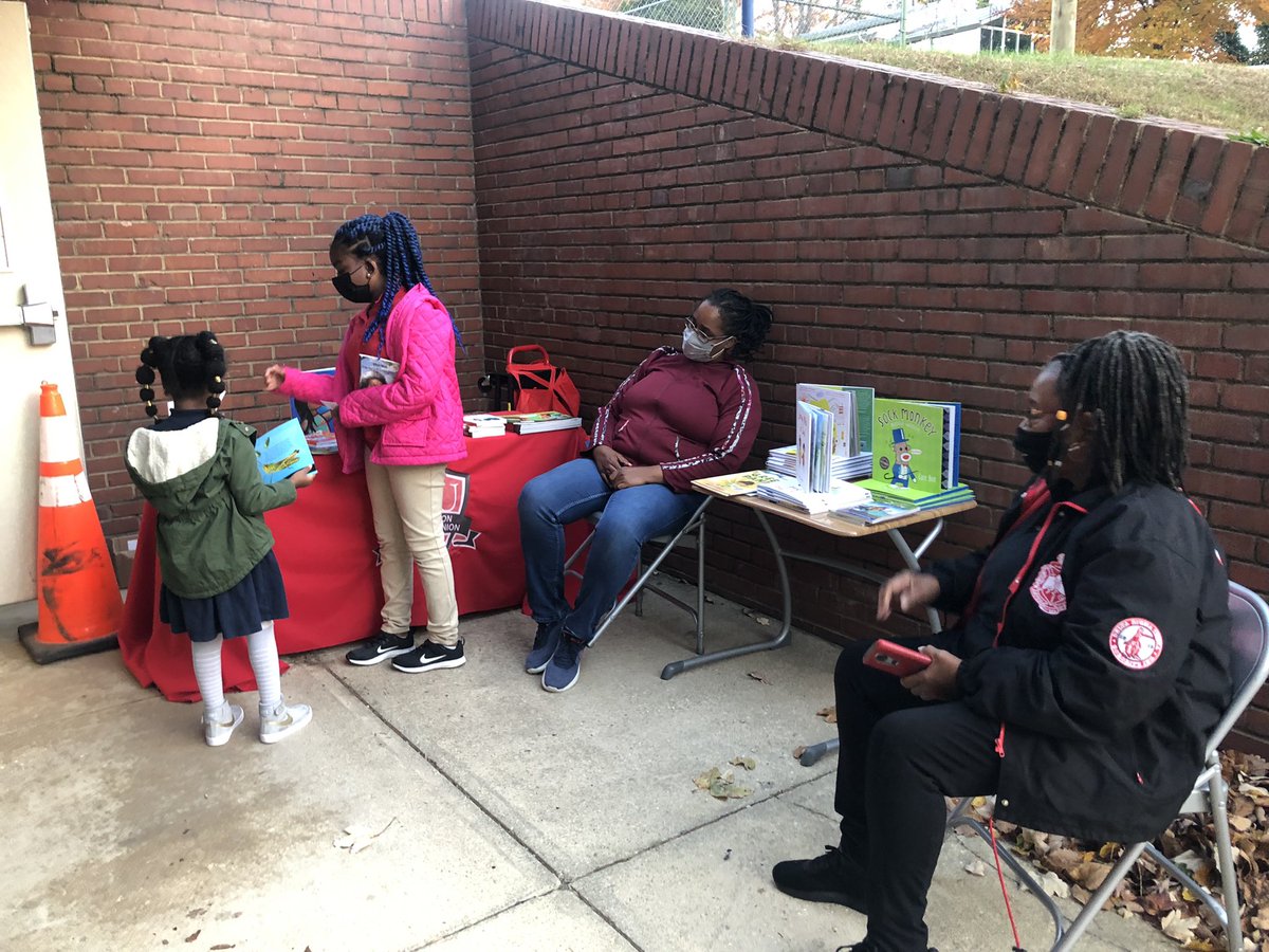 Hey #Ward7 Happening Now🚨:

<a href="/_DCHealth/">DC Health</a> kids #CovidVaccine Clinic until until 7:30p <a href="/Plummer_ESDC/">Plummer Elementary</a>.

Bonus: <a href="/WTUTeacher/">Washington Teachers' Union, AFT Local #6</a> has free &amp; phenomenal books. 

What’s not to love? 😍📚

#taketheshot