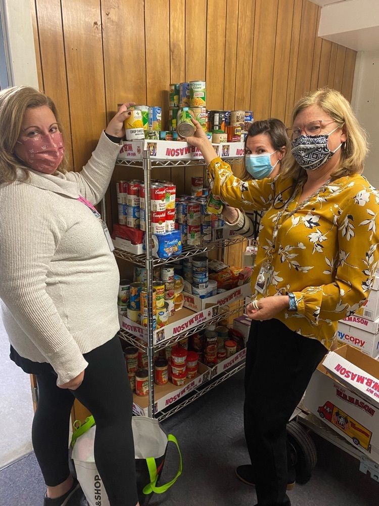 WeareMiddletown's tweet photo. Got some help from Ms Pesare, Mrs Doorley-Forman and Mrs Butler organizing our in-house food bank! This food bank will provide food to our very own Forest Ave families! Please contact the school if you would like to benefit from our food bank #feinsteingooddeeds #wehelpeachother https://t.co/79nXC8CgQj