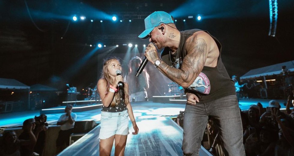 KaneBrownFamily's tweet photo. Reasons why #KaneBrown is #TheCountryArtist of 2021 #PCAs! 
ONE RETWEET = ONE VOTE 🖤 https://t.co/UKiAo6k4hR