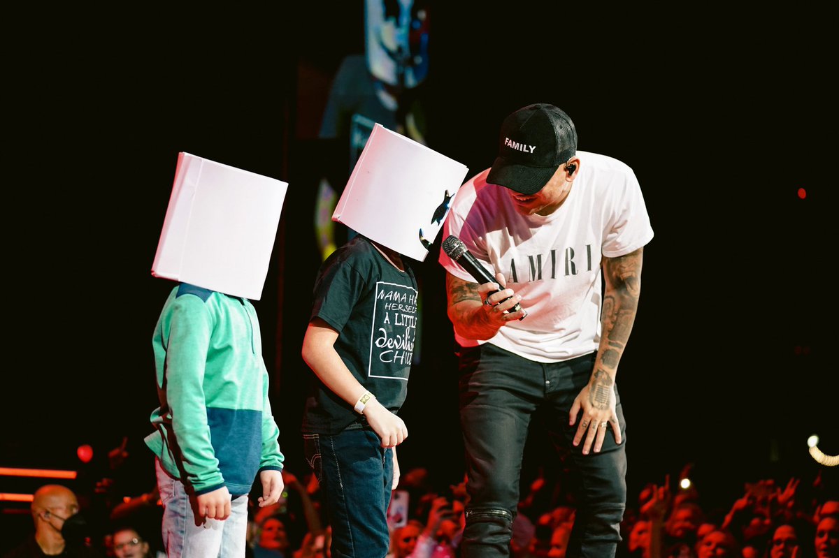 KaneBrownFamily's tweet photo. Reasons why #KaneBrown is #TheCountryArtist of 2021 #PCAs! 
ONE RETWEET = ONE VOTE 🖤 https://t.co/UKiAo6k4hR