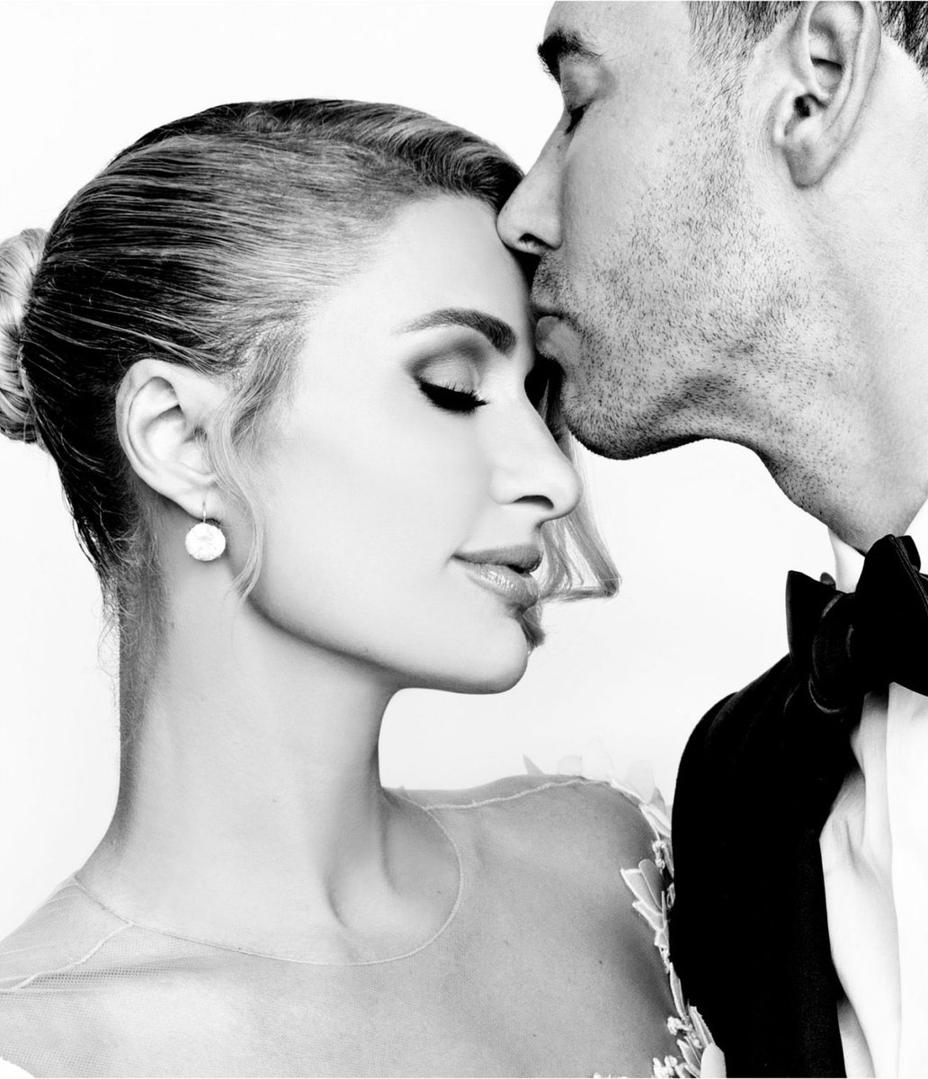 A forever filled with forehead kisses. 😘See more portraits from my wedding  now: https://t.co/sMK4zZwcLL, image size:1032x1200