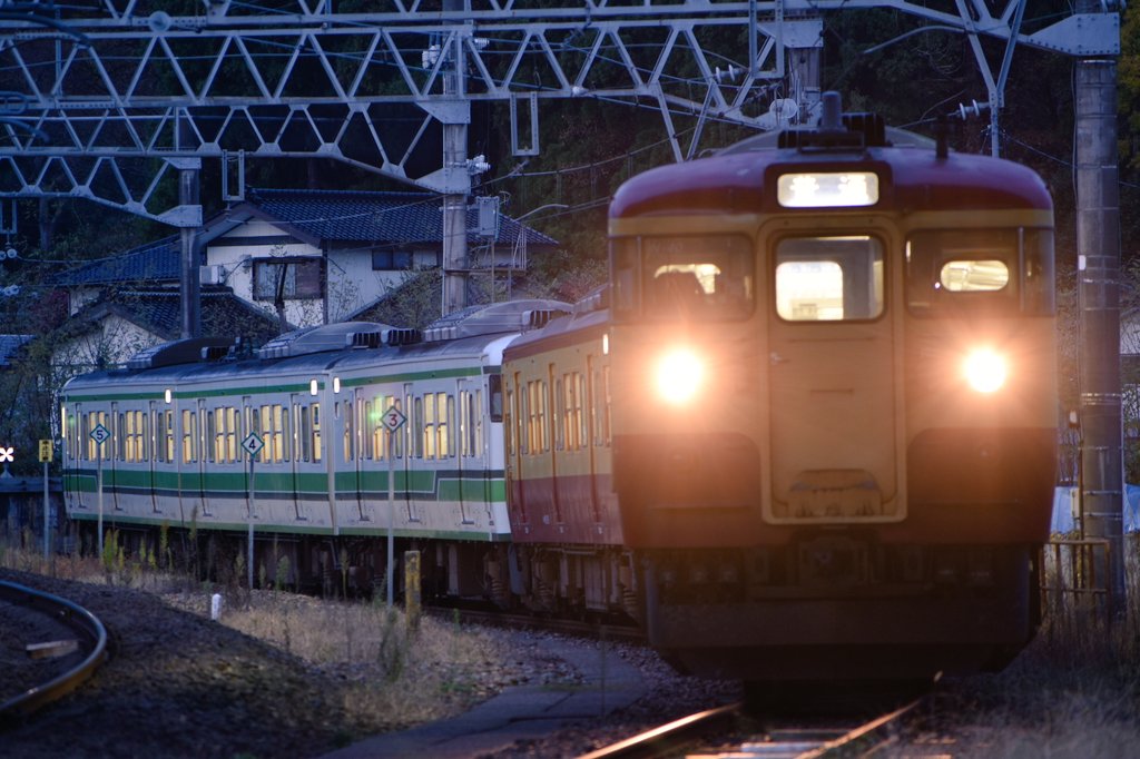 unohaman's tweet photo. 2021.11.18
今朝の越後線西山駅
新潟車両センター所属115系どうしの離合はN40+N35とN38の組み合わせ
122M 湘南色N38編成
125M 懐かしの新潟色N40編成+キムワイプこと二次新潟色N35編成
#越後線
#115系
#125M
#122M
#湘南色
#N38
#キムワイプ
#二次新潟色N35
#懐かしの新潟色N40
#離合 https://t.co/5oAtQPIeDs