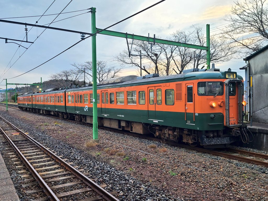 unohaman's tweet photo. 2021.11.18
今朝の越後線西山駅
新潟車両センター所属115系どうしの離合はN40+N35とN38の組み合わせ
122M 湘南色N38編成
125M 懐かしの新潟色N40編成+キムワイプこと二次新潟色N35編成
#越後線
#115系
#125M
#122M
#湘南色
#N38
#キムワイプ
#二次新潟色N35
#懐かしの新潟色N40
#離合 https://t.co/5oAtQPIeDs