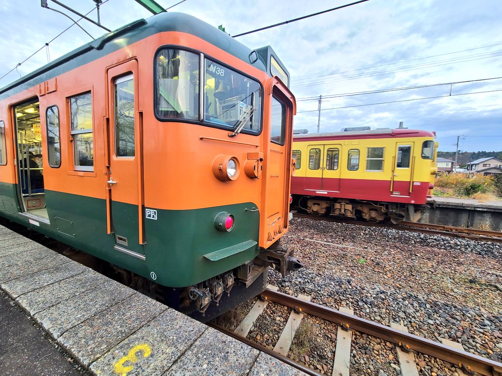 unohaman's tweet photo. 2021.11.18
今朝の越後線西山駅
新潟車両センター所属115系どうしの離合はN40+N35とN38の組み合わせ
122M 湘南色N38編成
125M 懐かしの新潟色N40編成+キムワイプこと二次新潟色N35編成
#越後線
#115系
#125M
#122M
#湘南色
#N38
#キムワイプ
#二次新潟色N35
#懐かしの新潟色N40
#離合 https://t.co/5oAtQPIeDs