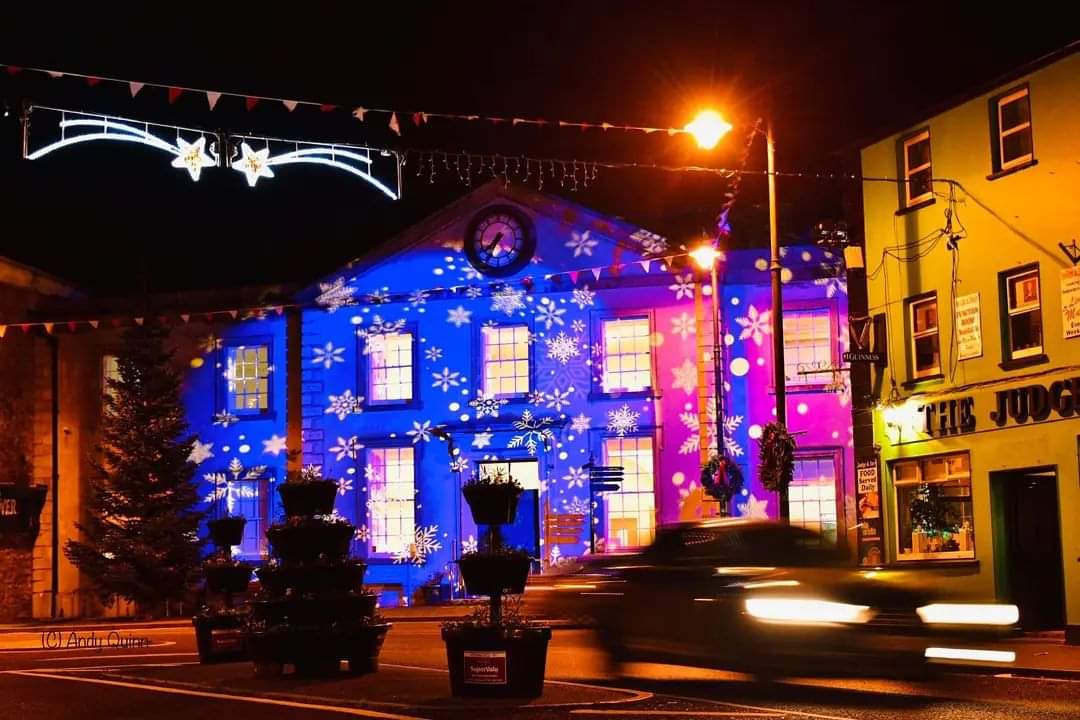 Wow!! How stunning is Trim Courthouse, all lit up for Christmas! 🎄🎅

📸: <a href="/andyq748/">Andy Quinn</a>

#TrimAtChristmas