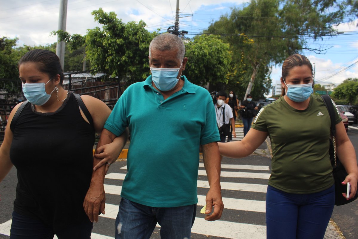 OscarMachon's tweet photo. #DesaparecidosSV | Rigoberto Granados, padre de Jimena Ramírez confirmó que cuerpo hallado en cementerio clandestino en Nuevo Cuscatlán es el de su hija, "efectivamente es ella" . 💔 Foto: @GaboAquino8 https://t.co/Gdjp2XoJ6q