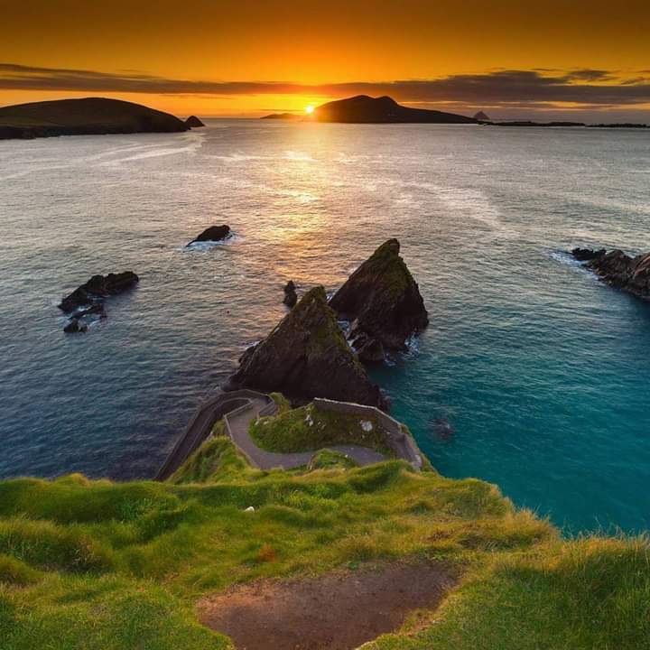 Evanis's tweet photo. Trasna na dtonnta go dtí Na Blascaodaí. Across the sea to the Blasket Islands. 

Cé Dhún Chaoin (Dunquin Pier).
Dingle Peninsula.
Co. Kerry. 

📸 emphoto2020 https://t.co/AjSimAaVS8