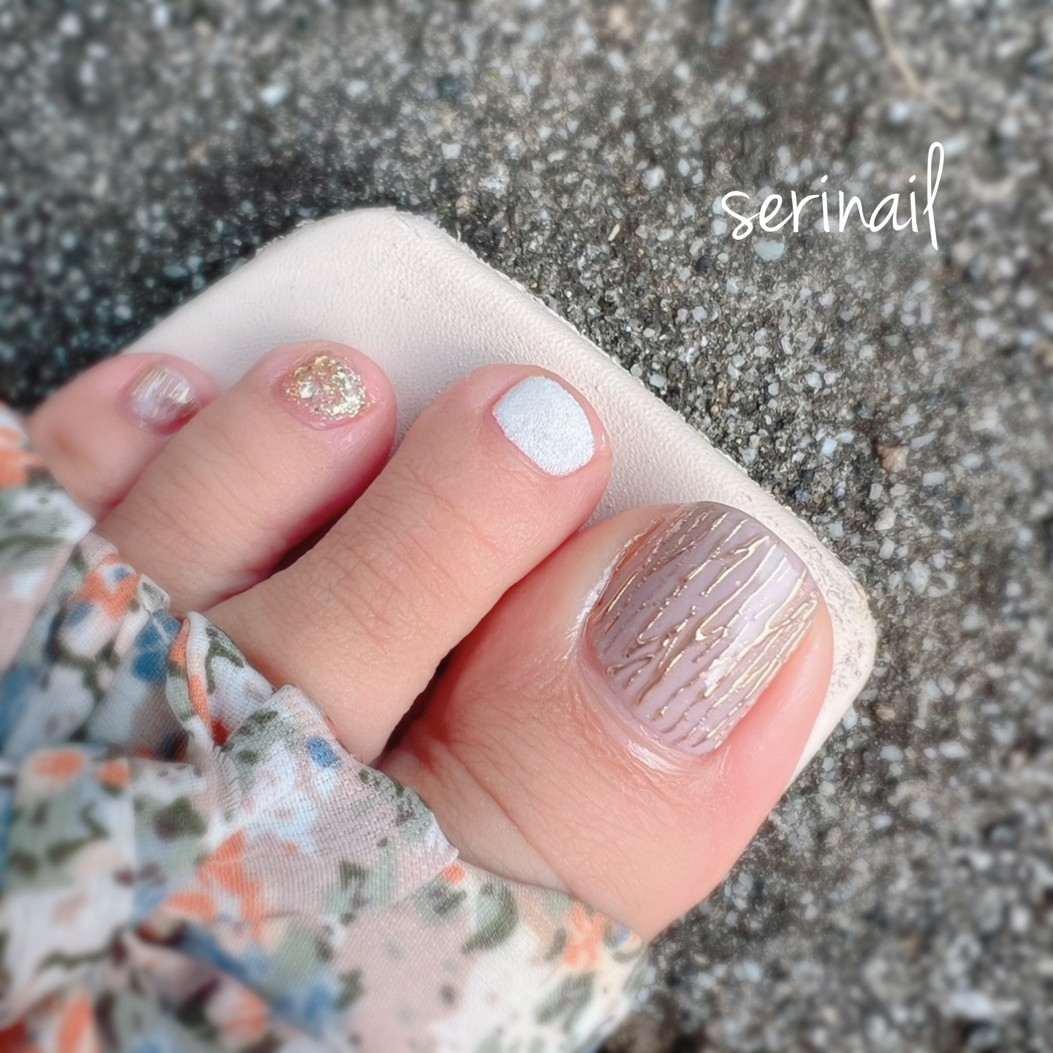 تويتر 移動式ネイルサロンserinail على تويتر シンプルなミラーアートと 白いところはボアになっています 秋冬はサボりがちなペディですが乾燥から守るためにもしっかりケアしてあげたいですね ペディキュア ミラーネイル ボアネイル 冬ネイル ネイル