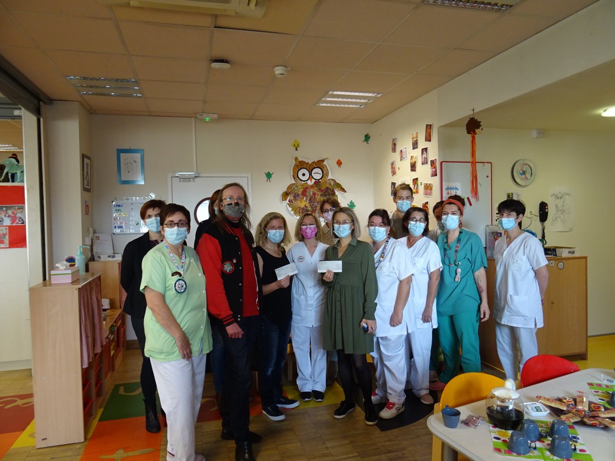 GenStarWars's tweet photo. Noël avant l'heure ! Grâce à vos dons durant #GenSW2021, notre Seigneur Sith Sébastien s'est rendu dans les Services Pédiatrie et Pédo Psychiatrie de l'Hôpital de Vichy afin de distribuer des chèques !
Merci à tous ! En attendant d'annoncer très bientôt les dates de #GenSW2022 ! https://t.co/wymvUcIYzV