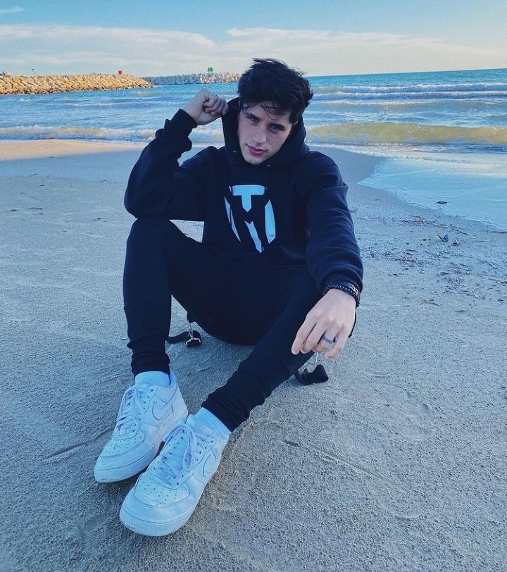 bymichaelside's tweet photo. Mi nombre es Ale tengo 24,llevo más de un año apoyando a los twins,son muy importantes para mi,han estado para mi en los momentos más difíciles de mi vida.Son mi felicidad,los amo demasiado. No he estado desde sus comienzos pero prometo estar hasta el final
#integraciónmartinator https://t.co/bObQZ2XMm8