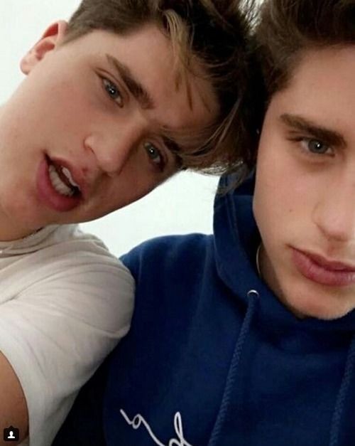 extssyjr's tweet photo. llegando temprano, staneo y amo a los twins desde enero de 2017, la gente se piensa que soy ivan lane pero soy emivan, estoy agradecido con ellos por muchas cosas q han aportado a mi vida❤️‍🩹
#integraciónmartinator https://t.co/JAwYQlukXI