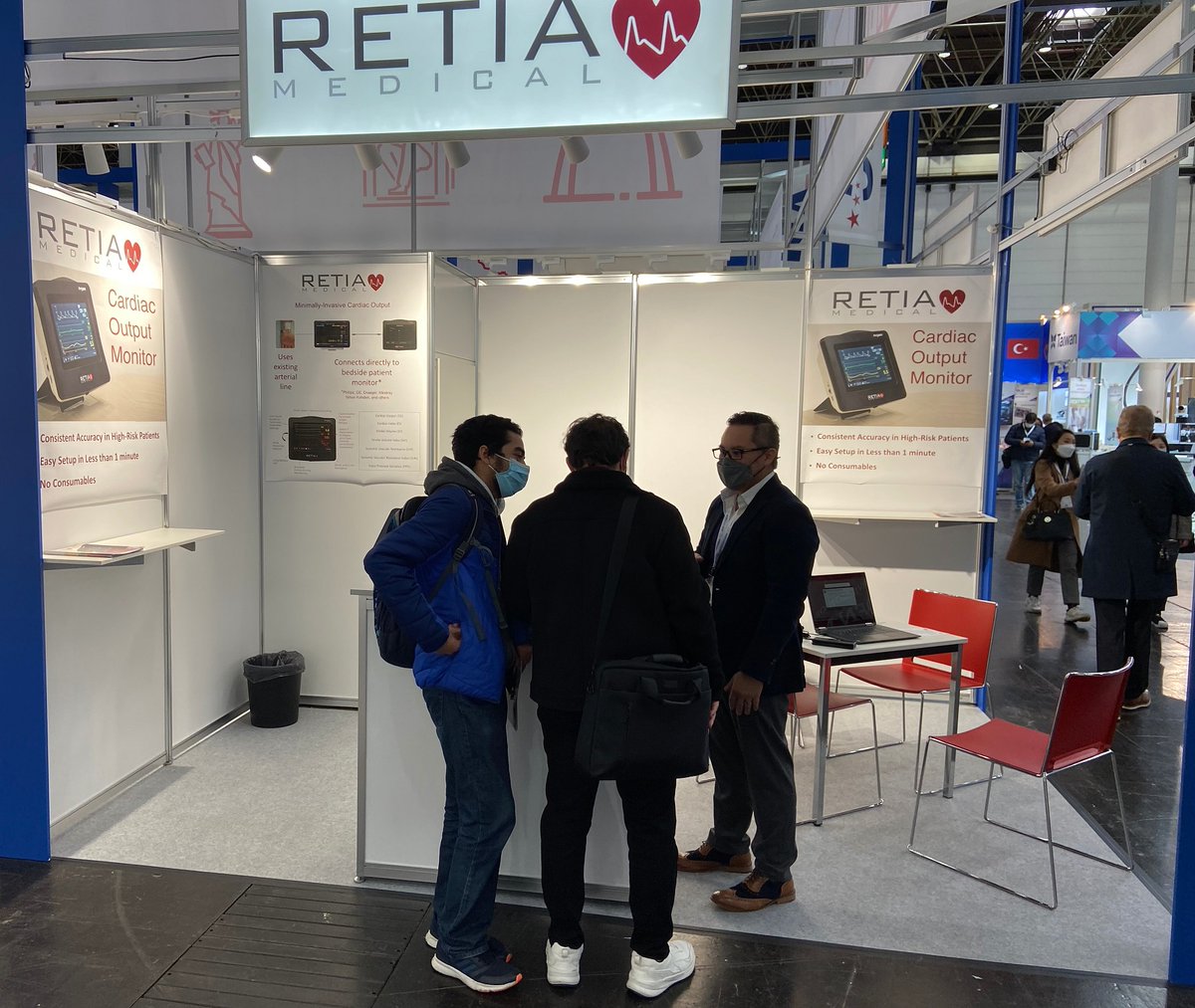 RetiaMedical's tweet photo. Retia Medical at Medica '21,  
@MorrisNguyen  in the Retia booth 16/E34-4, explaining the benefits of the Argos Hemodynamic Monitor. #intensivists  #anesthesiologists  #ConsistentAccuracy https://t.co/YMg3IEoeXj