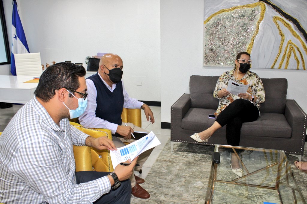 CONADEH's tweet image. Defensora del Pueblo de Honduras, junto a equipo de trabajo del #CONADEH sostienen importante reunión con el representante de país del @ACNURamericas, con el objetivo de estrechar lazos de cooperación y coordinación interinstitucional.