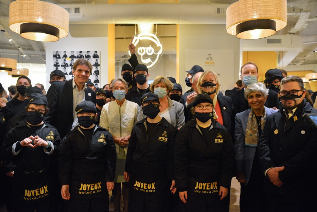 Très heureuse d'avoir inauguré le nouveau <a href="/cafejoyeux/">Café Joyeux</a> à Paris aux côtés de <a href="/s_cluzel/">Sophie Cluzel 🇨🇵🇪🇺</a> et @YannBucaille. Une enseigne devenue incontournable et essentielle dans l'insertion professionnelle des personnes handicapées.
Toute l'équipe vous attend boulevard de la Madeleine ! #SEEPH2021
