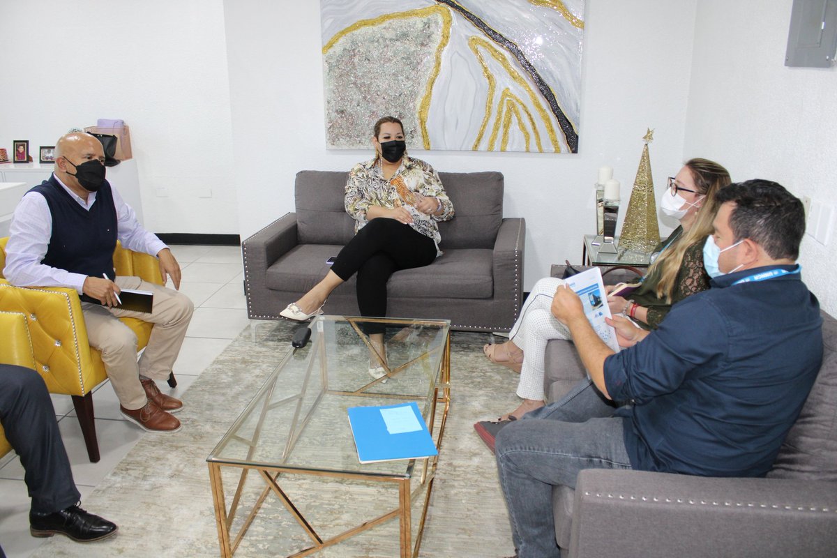 CONADEH's tweet image. Defensora del Pueblo de Honduras, junto a equipo de trabajo del #CONADEH sostienen importante reunión con el representante de país del @ACNURamericas, con el objetivo de estrechar lazos de cooperación y coordinación interinstitucional.