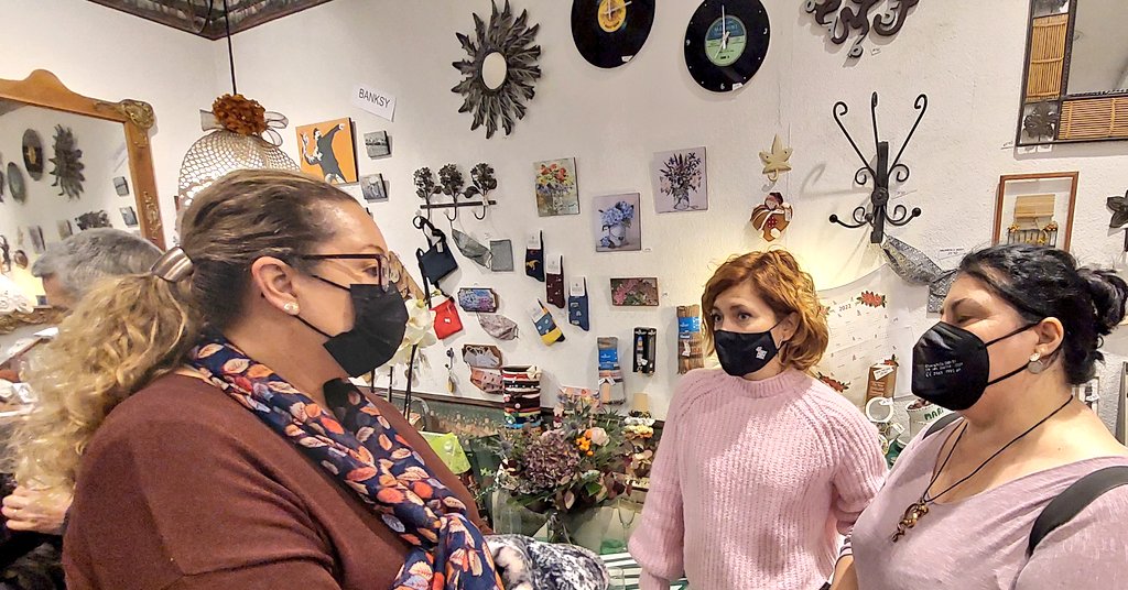 olga_hm's tweet photo. 🥂 Assistim a la celebració dels 40 anys de la botiga #ArcIris amb la regidora @Elisendalamany i companys d'@ERC_gracia.
👉🏽 Al febrer tanquem amb un somriure i nostalgia, però continuen quasi amb la centenària botiga d'home!
☺ Gràcies per convidar-nos! https://t.co/viITvI36od