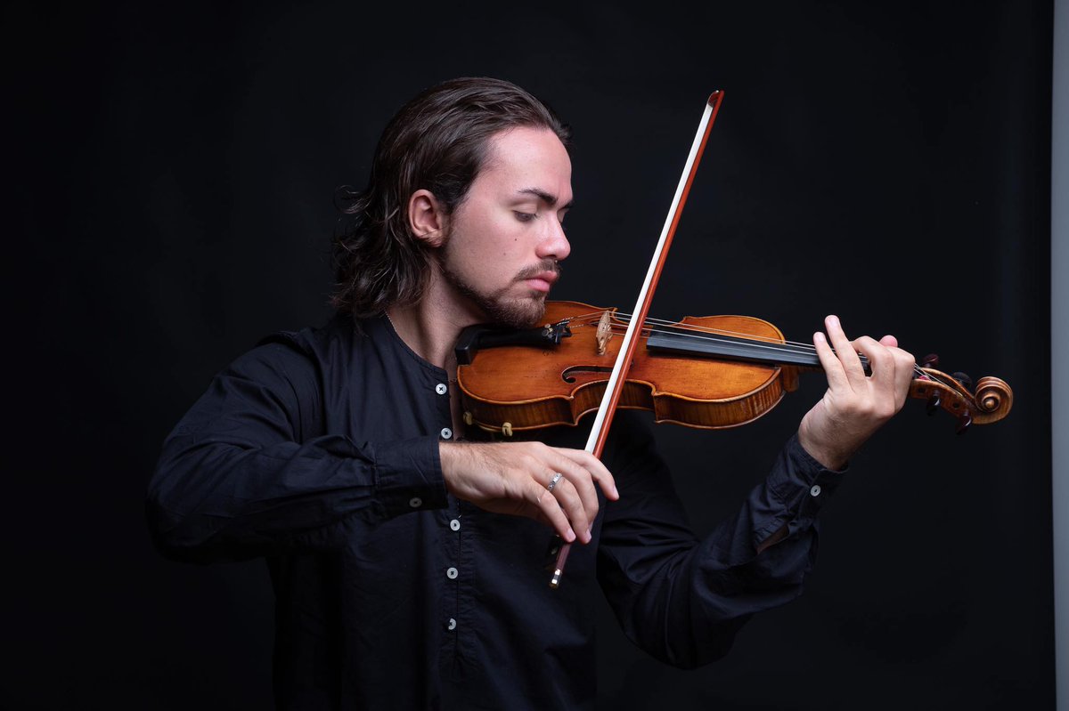 TimisoaraPinto's tweet image. Il violinista #GiuseppeGibboni, vincitore a 15 anni della 1° edizione di #Prodigi nel 2016 ha vinto pochi giorni fa il #PremioPaganini, primo italiano dopo 24 anni. il Paganini dal 1954 solo 4 volte è stato vinto da un italiano, tra questi #SalvatoreAccardo