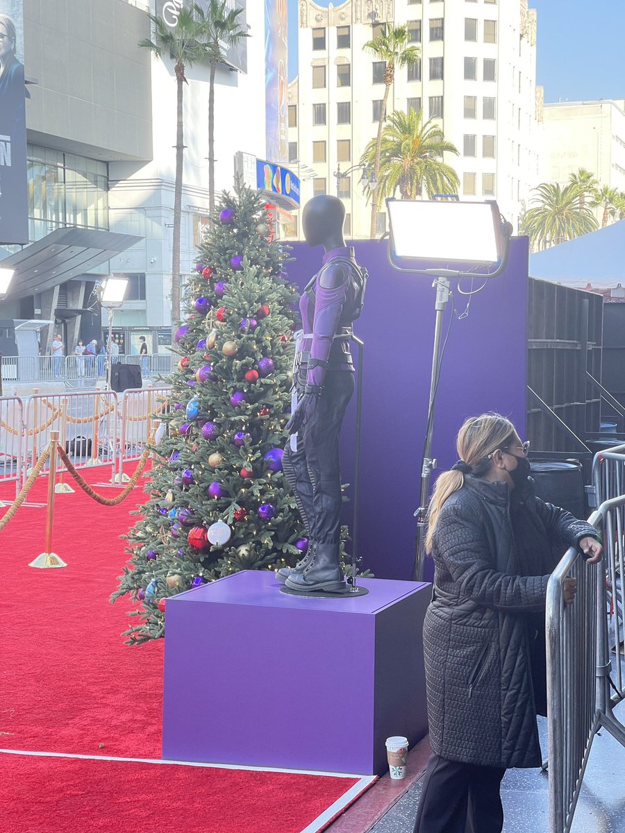 BRMarvelNews's tweet photo. Daqui a pouco acontece a premiere de #Hawkeye em Los Angeles.

Árvores de Natal e o uniforme da Kate Bishop já foram colocados no tapete vermelho do evento.

Os dois primeiros episódios da série estreiam na próxima quarta-feira no Disney+. https://t.co/zEbMzK5EGa