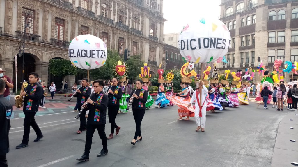 FiestaIndigena's tweet photo. Sigue la transmisión #EnVivo de la VII @FiestaIndigena. Disfrutamos de una Calenda Oaxaqueña con la Banda Donaji y Grupo de Danza Tradiciones Oaxaqueñas 👉🏽 https://t.co/9JGg6JLFvB 

#FiestaIndígena2021 https://t.co/i0o5zJUFRU
