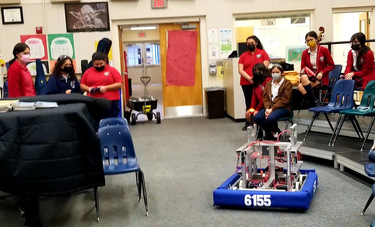 ElektraBots's tweet photo. Instructing the freshmen on how to drive the robot before Thanksgiving break! Enhancing their skills to compete next year! https://t.co/d1o5W99Xy7