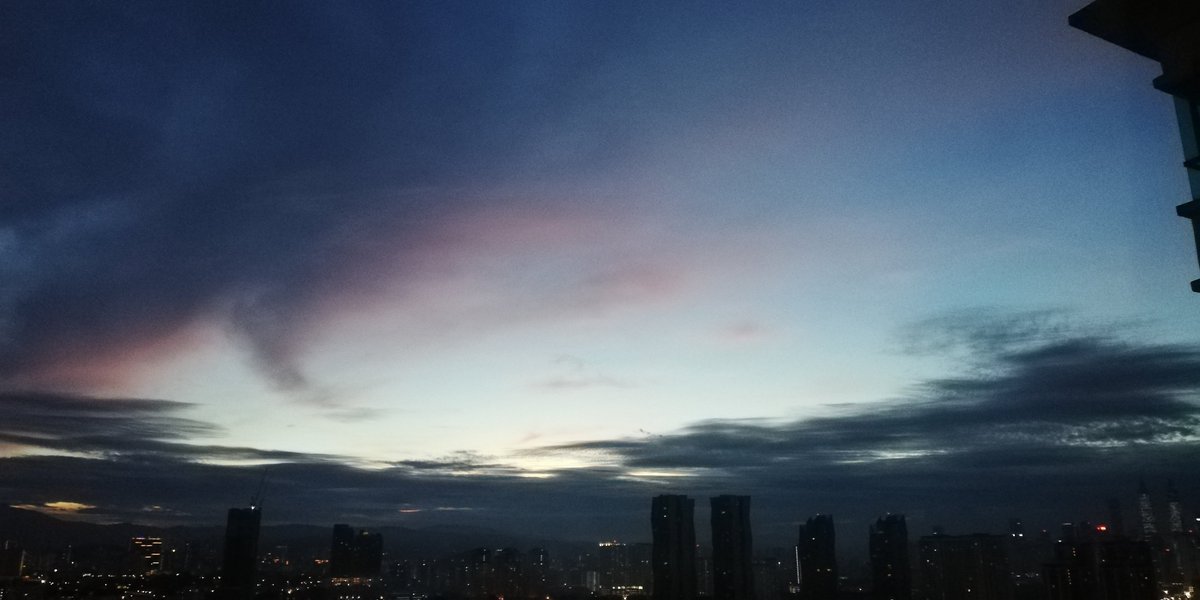 FranticKL's tweet photo. Good morning Tweeties! In my little tiny corner of dis beautiful world, I just caught dis glorious sight. Let kindness rule ur day even if someone hurt or is rude 2 you. Shrug it off &amp; ask dem if dey need a coffee. Lead ur day like dat beautiful sky glow. God loves You❤️🙏🤗 &amp; me https://t.co/5HVQMaUafJ