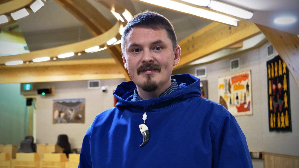 C'est officiel. PJ Akeeagok est nommé premier ministre du Nunavut. Ce sera pour lui un premier mandat après un récent saut en politique territoriale. #icign