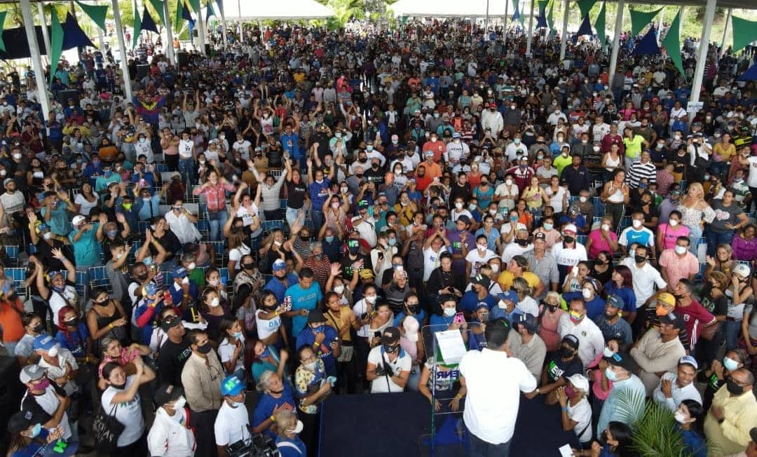HenriFalconLara's tweet photo. ¡Estamos ganando la gobernación! Y vamos a hacerlo con contundencia para que no quede duda del liderazgo de Lara. Hoy tuvimos el cierre de campaña con nuestro padrón electoral conformado por más de 5.000 personas!!! El domingo #21Nov vamos a celebrar que a Lara volverá el futuro! https://t.co/tHqttyWYU9