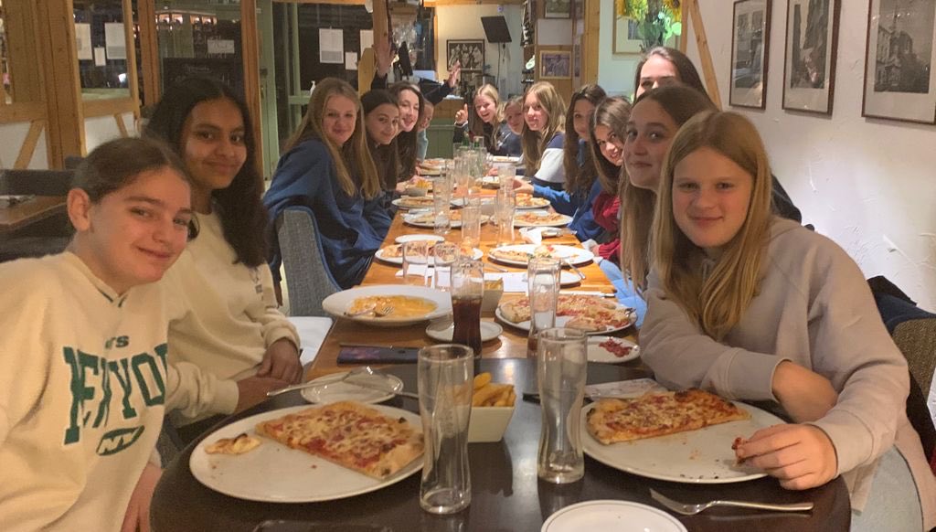 stevens_house's tweet photo. Lovely mid-week meal out for our super Form 3 girls and their Tutors tonight. #StevensFamily #GoodTimesTogether https://t.co/qDwEQP21zq