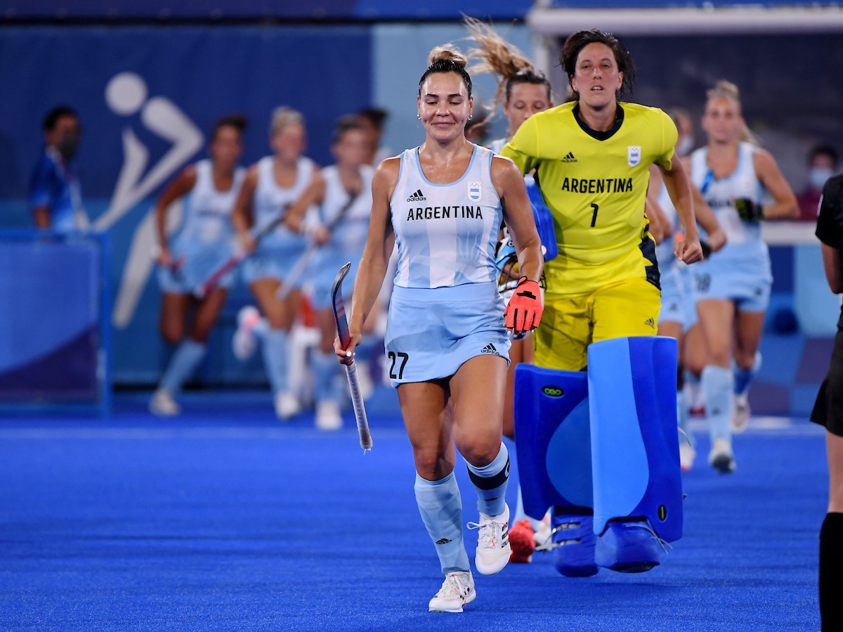 Noel Barrionuevo acaba de anunciar su adiós a Las Leonas. Tuvo su última función en Tokio 2020, como capitana del equipo y con la medalla de plata. En Londres 2012 se colgó otra y en Beijing 2008 ganó una de bronce. Además fue campeona mundial en Rosario 2010. Grande. #Hockey