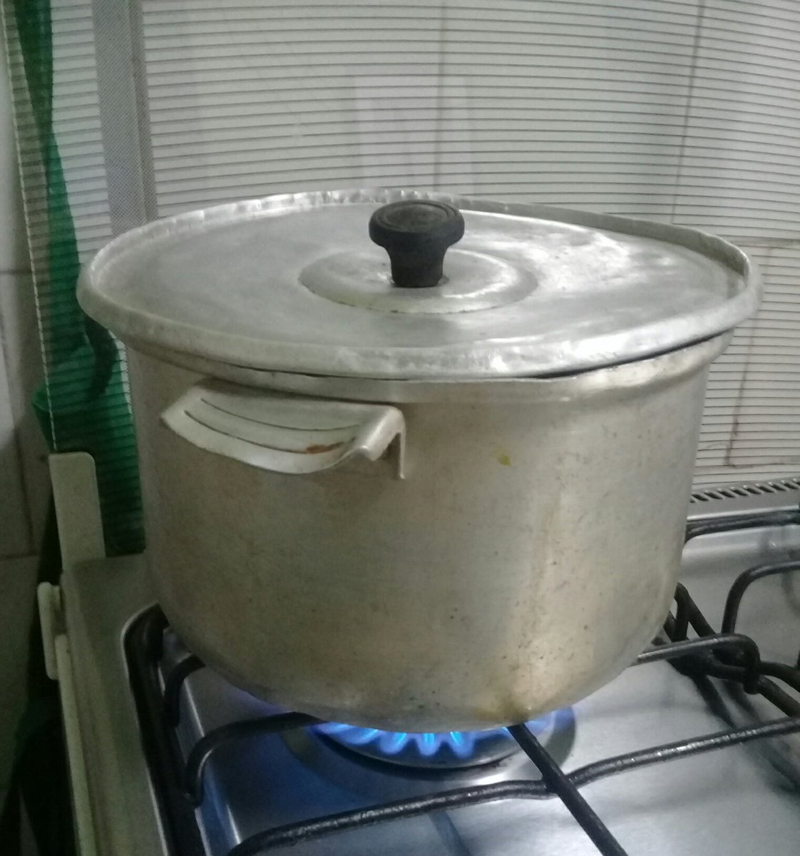 Mister_Yo__'s tweet photo. Se escribe OLLA y se pronuncia CALENTADOR DE AGUA EN CUBA https://t.co/qqTWtP2QkC